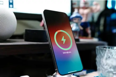 红安苹果15换屏服务分享用什么充电器给iPhone15充电更好 